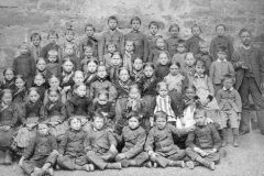 1.-Klassenbild-mit-Lehrer-Althaus-1892-55
