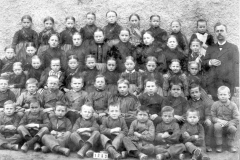 2.-Klassenbild-mit-Lehrer-Althaus-1892-56