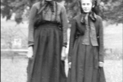 80-Jahre-MGV-2-Mädchen-in-alter-Tracht-.-Elisabeth-u.-Gerda-Görke-1949-37