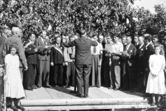 80-Jahre-MGV-Der-Chor-beim-Singen-auf-der-Bühne-1948-111.
