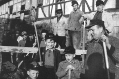 Bau-der-Kanalisation-Fronarbeiter-u.-Kinder-1955-53