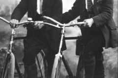 Eduard-Simmer-li.-u.-Heinrich-Göbel-mit-Fahrrädern-1922-245