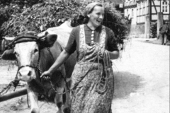 Elise-Preuß-Eberhardt-mit-Kuhwagen-1946-39
