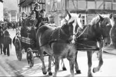 FFW-Handspritze-v.-Pferden-gezogen-im-Kirmeszug-1962-149