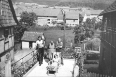 Fam.-Martin-Hofmann-m.-Adolf-u.-Hilde-li.noch-zu-sehen-altes-Haus-Stein-ca-1942-30