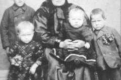 Frau-Eisenberg-Kehre-mit-Kindern-1910-228.