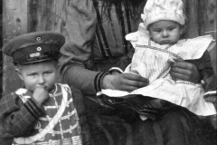 Frau-Heech-m.-2-Söhnen-Burghard-in-Uniform-später-Bürgermeister-1915-198