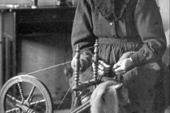 Frau-Möller-unter-der-Kehre-am-Spinnrad-1940-212.